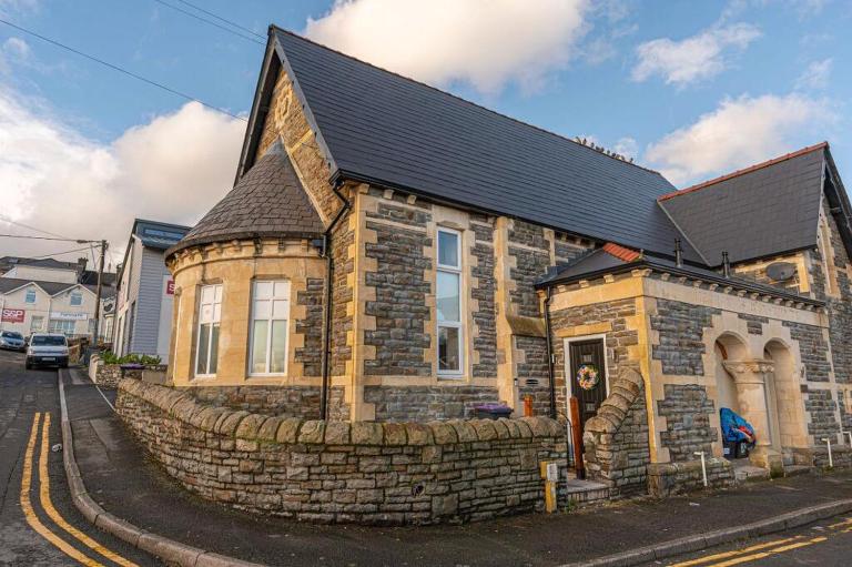 Brunel House by Cwtch Accommodation - Bed and Breakfast Griffithstown