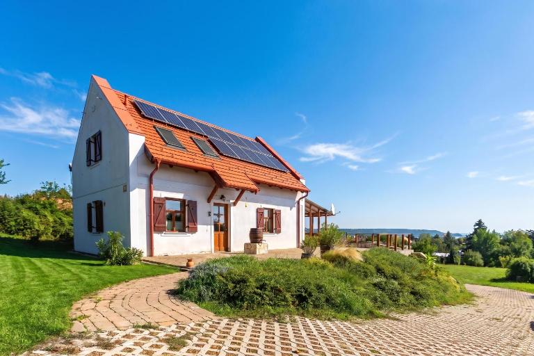 Balaton View From Almadi with Terrace & Garden - Happy Rentals - Chambres d'hôtes Balatonalmádi