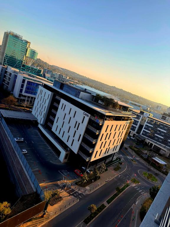 Menlyn Maine Apartment with Sunbet Casino view - B&B Pretoria