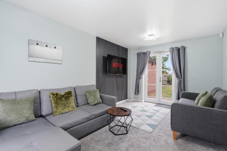 3 Bedroom Modern Stay Ideal for Contractors and Groups - Ferienwohnung Walsgrave on Sowe