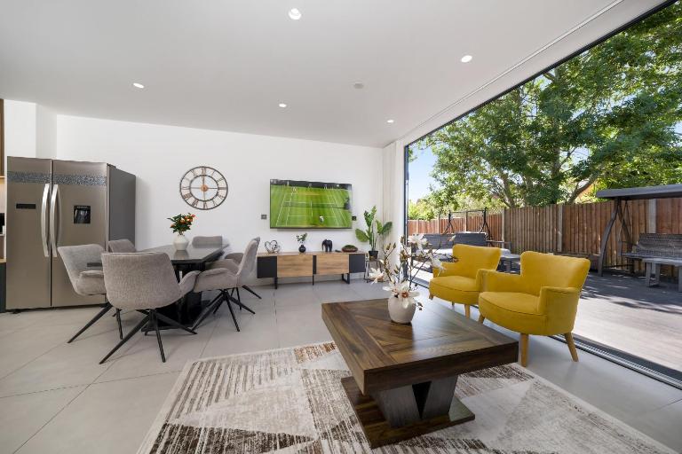 Veer Drive Residences - Sleeps 9 - Free Parking - B&B Harrow