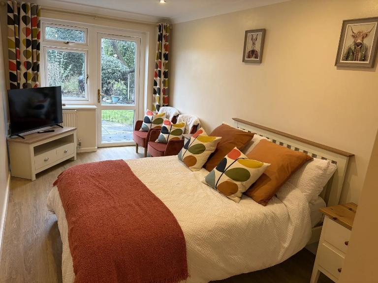 Spacious two bedroom ground floor apartment with free parking - Meriden Solihull - Close to NEC - Ferienwohnung Meriden