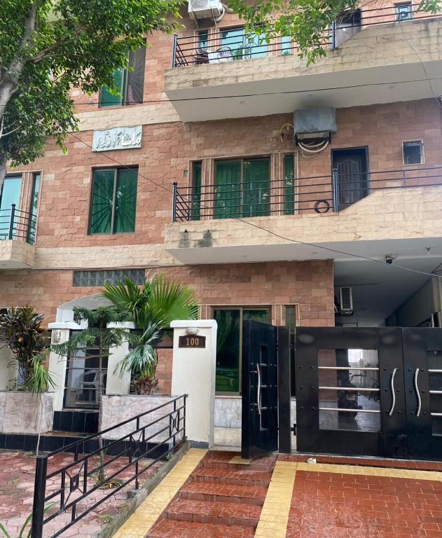Spacious and Cozy 3 Bedroom Family Apartment - Bed and Breakfast Lahore