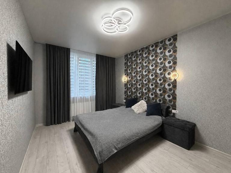Сучасна 1к кв на 1-му поверсі ЖК Альтаїр - Chambres d'hôtes Odessa