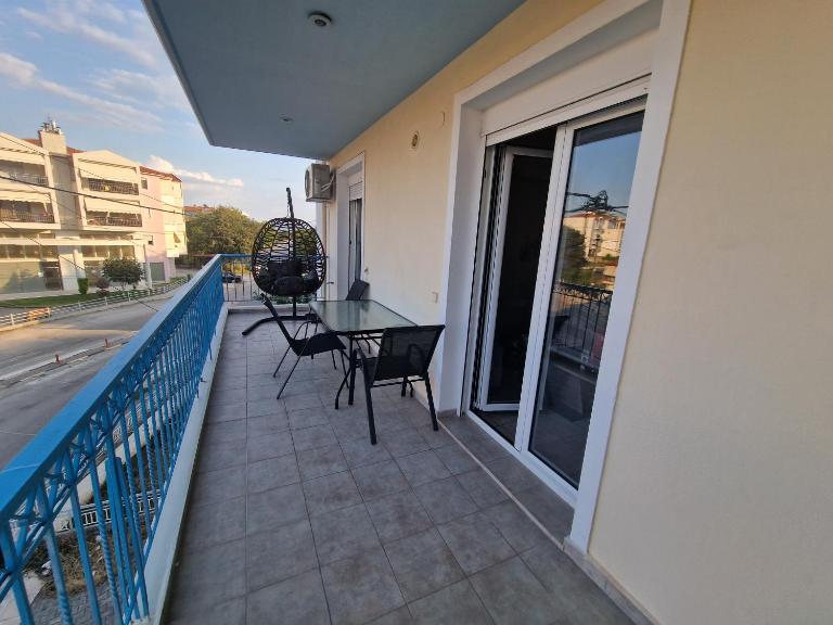 The colorful house with balcony view - B&B Kozani