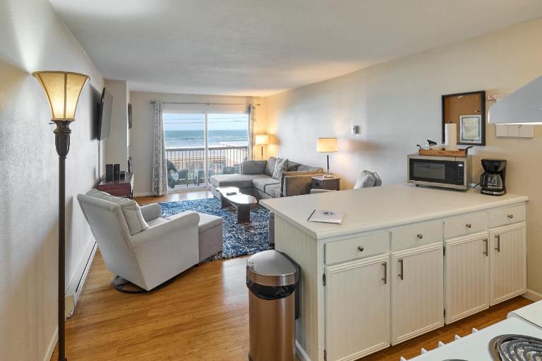 Ground Floor Pet-Friendly Condo Ocean View - B&B Lincoln City