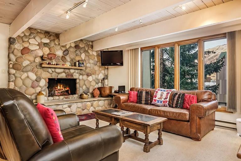 Chateau Dumont Unit 10, Centrally Located Condo, 1 Block from the Gondola - B&B Aspen
