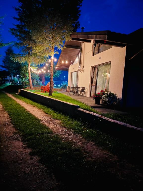 Котедж RIVERHILL 2-4 осіб - B&B Slavs'ke