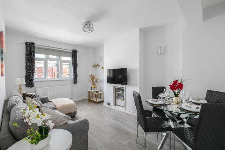 Stylish 2 Bedroom Flat with Balcony in Shepard's Bush - B&B London
