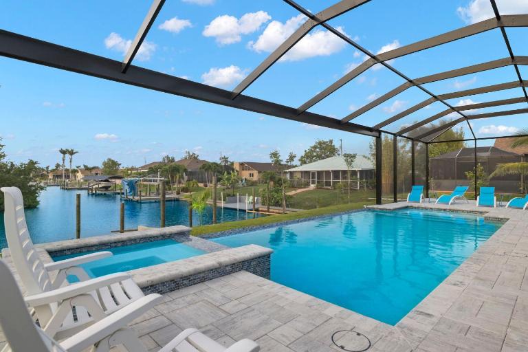 Coastal Cozy Villa - Bed and Breakfast Cape Coral