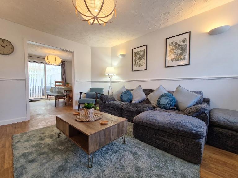Spacious 3Bed Home - Contractor - Driveway - Sleeps 5 - Chambres d'hôtes Milton Keynes