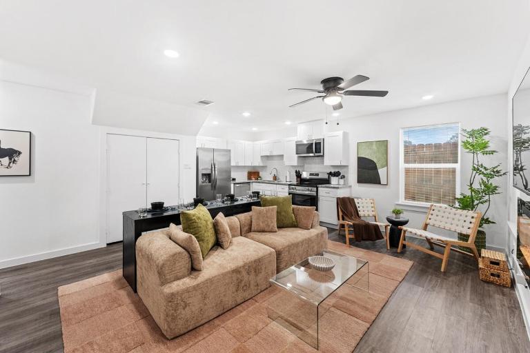 Modern 3BR - 20 Min from IAH and Downtown - B&B Houston