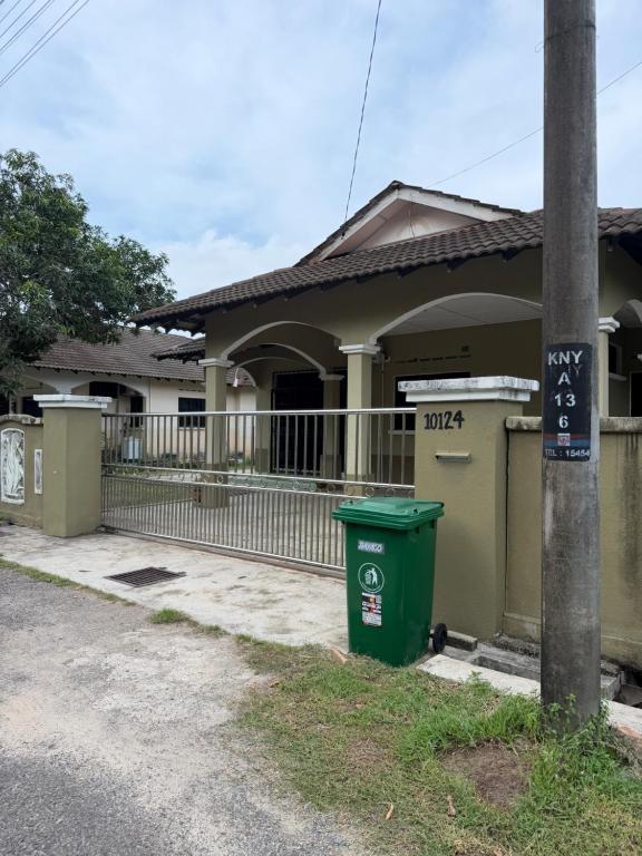 Homestay Taman Tanjung Jaya Paka 4 Bedrooms 4 AC 3 Bathrooms Netflix 15 Paxs - Chambres d'hôtes Paka