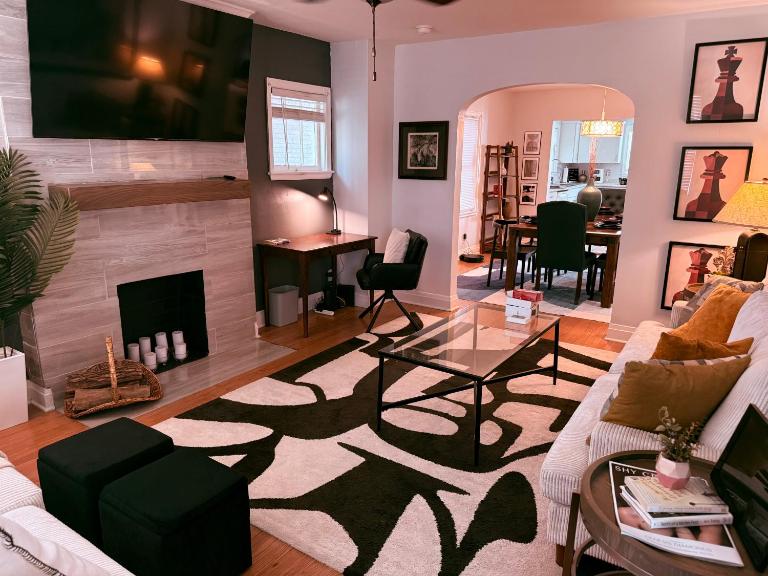Pet Friendly Parkway Palace Sleeps 10 - B&B Louisville