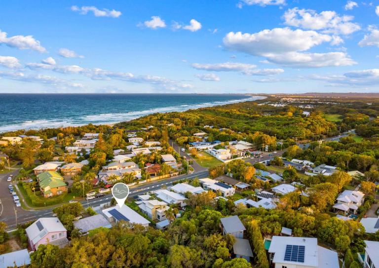 Luxury Modern 4 BR Pet Friendly Family Beach Home - Bed and Breakfast Eurombah