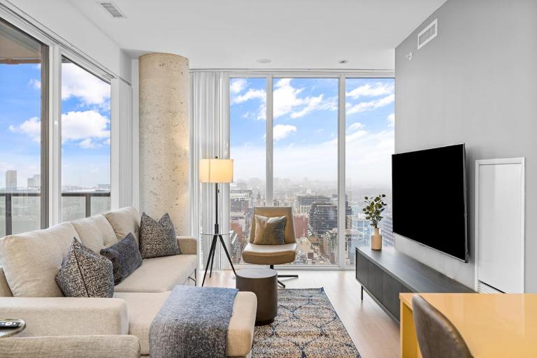 Sleek Downtown Condo Panoramic Skyline Views - B&B Toronto