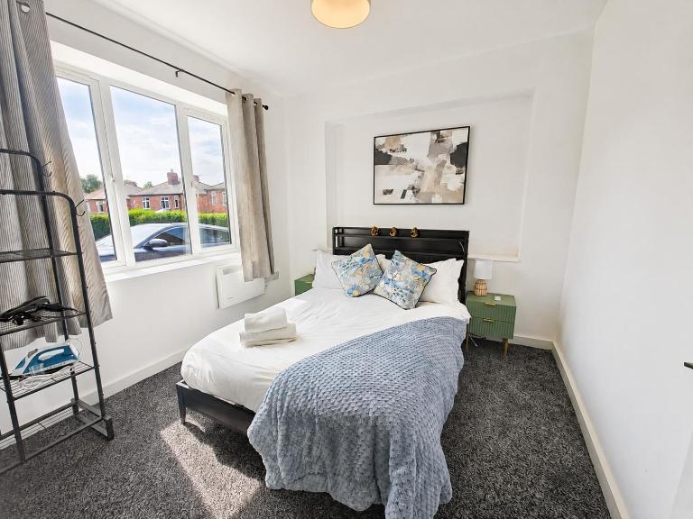 Stockport Stay Near Manchester Airport - B&B Stockport