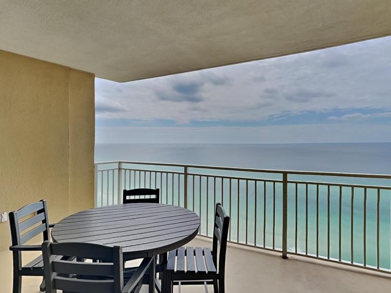 Emerald Beach #1825 - Bed and Breakfast Panama City Beach
