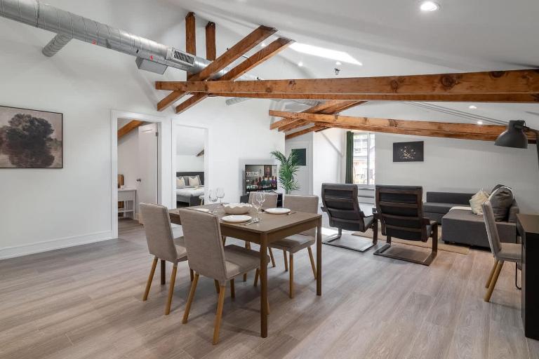 Loft-Style Retreat Private Deck in The Beaches - B&B Toronto