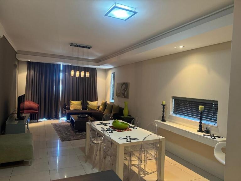 2BR Apartment, Walk to Mall & Lake - Bed and Breakfast Kaapstad