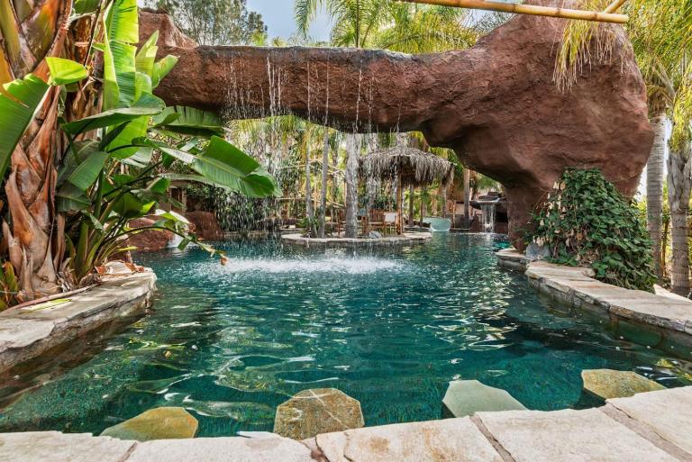 Paradise Lagoon Resort Style Pool Getaway - Bed and Breakfast La Mesa