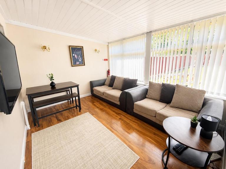 Stylish 4-Bedroom Home with Modern Comforts - B&B Derby