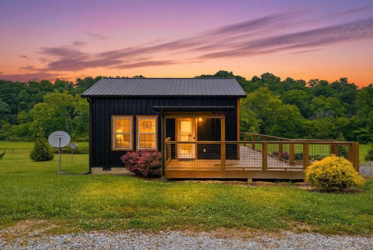 Romantic Smoky Mountain Cabin Hot Tub Pet Friendly - B&B Sevierville