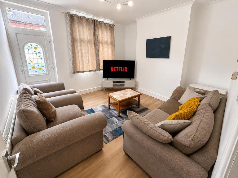 3BR Contractor Stay - Sleeps 10 - Netflix, Parking - Near Leeds Centre, Holbeck & M62121 - Chambres d'hôtes Beeston