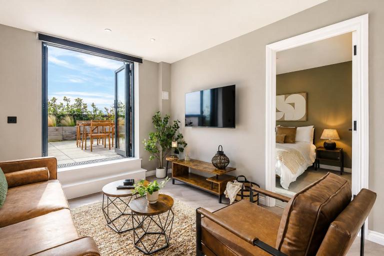 City Penthouse - Roof Terrace & Free Parking - Bed and Breakfast Bayston Hill