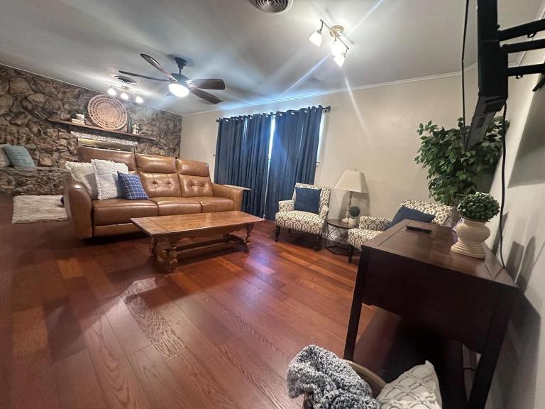 Blue Jay Cottage - Bed and Breakfast Enid