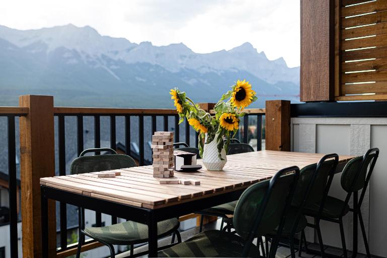 Sunset Ridge- 360 Mountain Views! - B&B Canmore