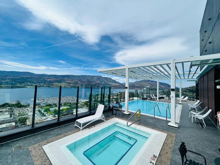 Rooftop Infinite Pool Iconic Lakeview Downtown Signature 2-Bedroom Loft - B&B Kelowna