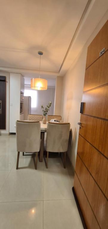 Apartamento Central com elevador, vaga de garagem, suíte com cama queen com ar condicionado e quarto casal com ventilador - B&B Montes Claros