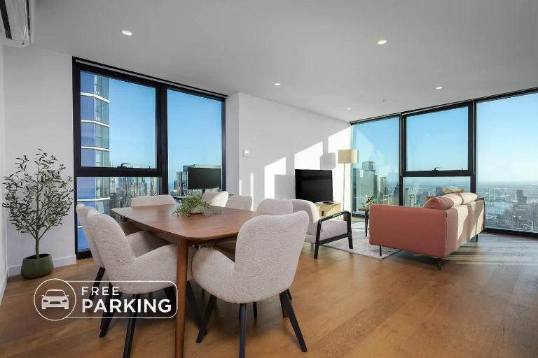 Luxe 3BR Skyline Sunset Residence Level 63 - CBD Views, Parking, Pool, Sauna, Gym - B&B Melbourne