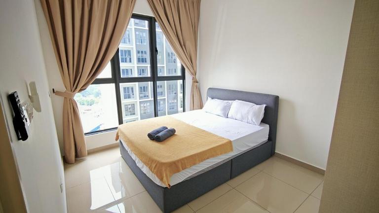 Suria Garden Master Room - Private Toilet Bathroom - Living Room Shared - B&B Puchong Batu Dua Belas