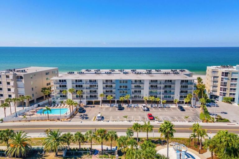 Escape to Beach Oasis! Family Friendly, Updated Beachside Condo with Heated Pool! - B&B Clearwater Beach