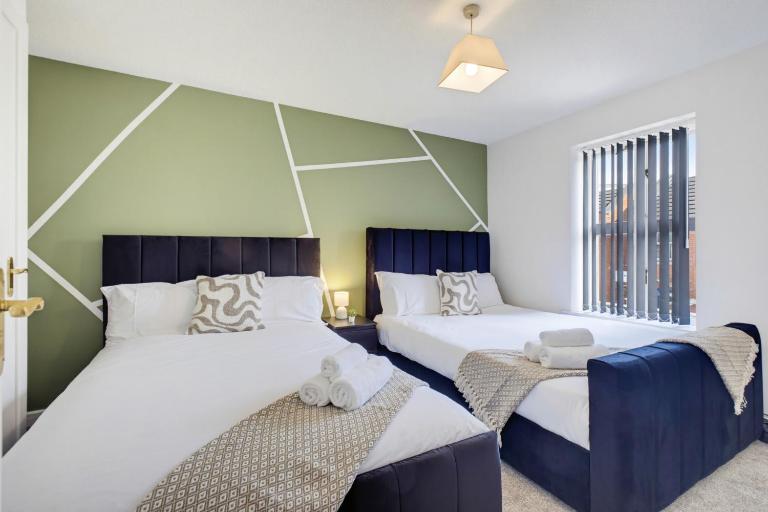 Vibrant Spacious 3 Bed with Pac Man & Ping Pong near City Centre - Free Parking - B&B Manchester