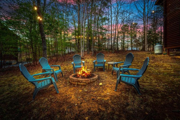 Family Retreat- Hot Tub- Pool Table- Fire Pit- BBQ Grill- Kids Zone- Arcade Games - Chambres d'hôtes Sevierville