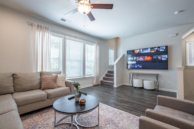 3-Story Pet-Friendly Retreat with Private Suites - B&B Lilburn