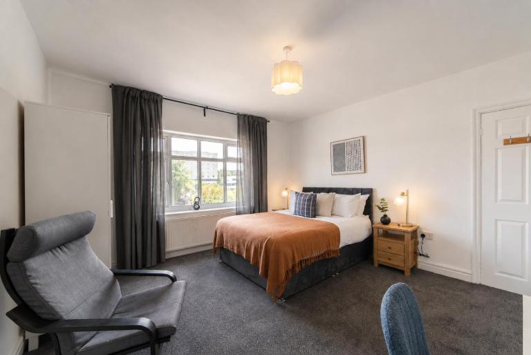 Elegant 4BR House , Driveway , Sleeps 9 , Central - B&B Headingley