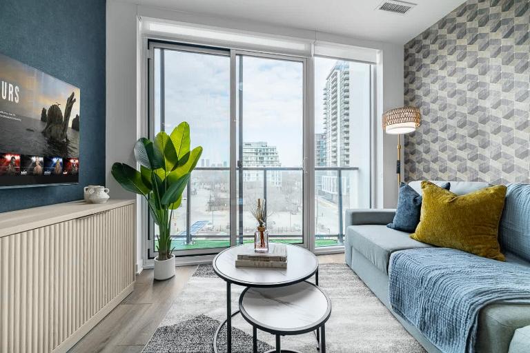 Stylish 1BR Suite near Sherway Gardens Balcony - B&B Toronto