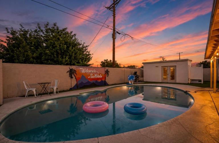 Scottsdale 4 Bedroom Vacation Home with Pool, Hot Tub, and Mini Golf Near Old Town and Dining! Great for Families! Near Airport! - B&B Scottsdale