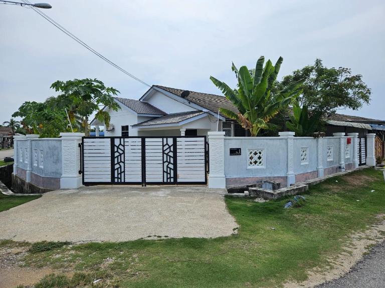 Laman Biru Azalea - B&B Pekan