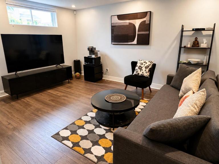 2BR Suite Sleeps 5 Near Montreal - B&B Longueuil