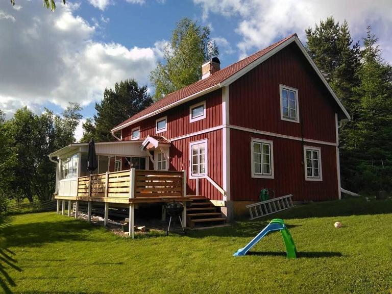 Summer gem with glazed terrace near Inlvsviken - Bed and Breakfast Näsviken