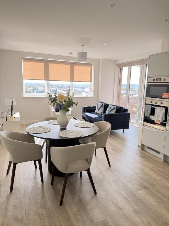 2 Bed - Free Parking - WiFi - Heathrow Airport - Chambres d'hôtes Staines