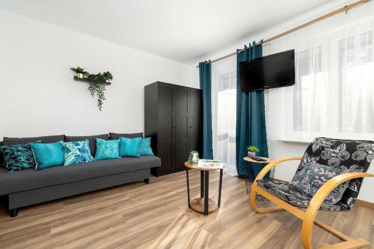 Spacious Apartment for 6 Persons Balcony and Workspace by Noclegi Renters - Chambres d'hôtes Cracovie