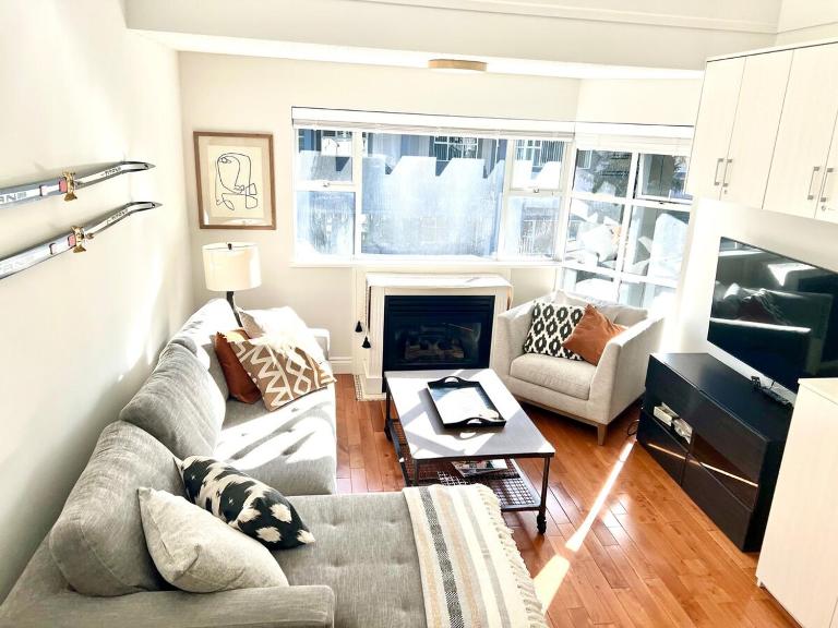 Glacier Lodge 2bdrm 1 and a half bath at Blackcomb Base - B&B Whistler