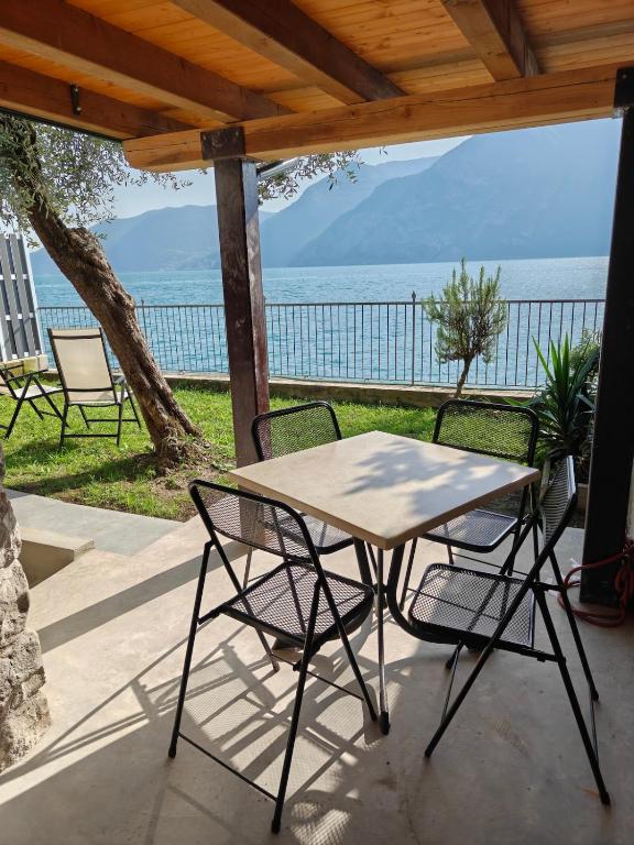 Peaceful Lakefront Garden - Bed and Breakfast Marone