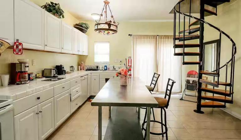 Two story home by Beach & Pier - Chambres d'hôtes Galveston